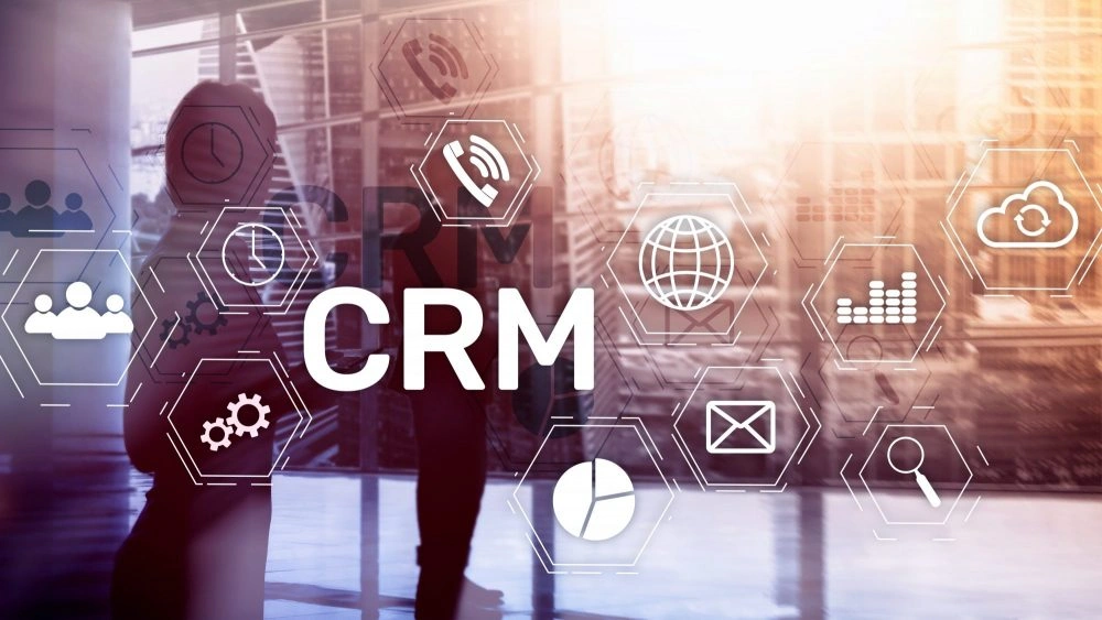 icones représentatives d'un crm avec une personne en fond et un horizon