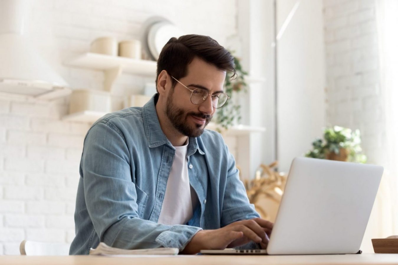 Un freelancer se renseignant sur le chômage quand on travaille en freelance